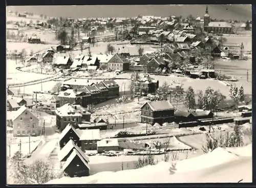 AK Jöhstadt /Erzgeb., Winterliche Ortsansicht, Kirche