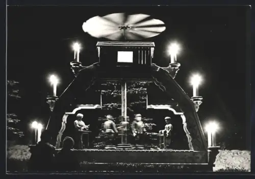 AK Jahnsbach /Zschopau, Weihnachtszeit, grosse Lichterpyramide bei Nacht