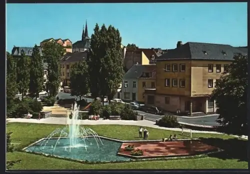 AK Bitburg /Eifel, Marktplatz, Brunnen, Landpostexpedition