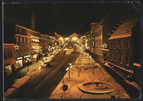AK Zwiesel / Bayern, Winterliche Stadtansicht bei Nacht, Hauptstrasse, Brunnen, Weihnachtsbeleuchtung