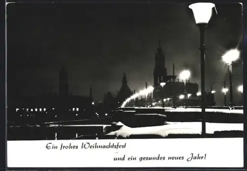 AK Dresden, Nächtliche Stadtansicht mit beleuchteter Brücke und Frauenkirche im Winter