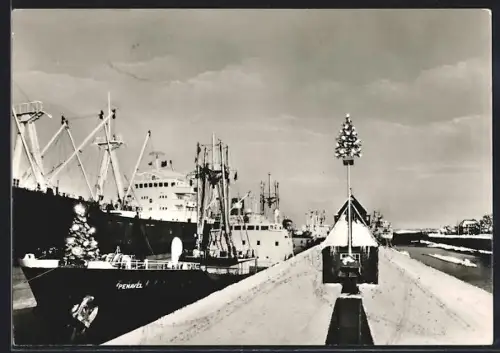 AK Brunsbüttel, Hafen mit Schiffen und weihnachtlicher Dekoration