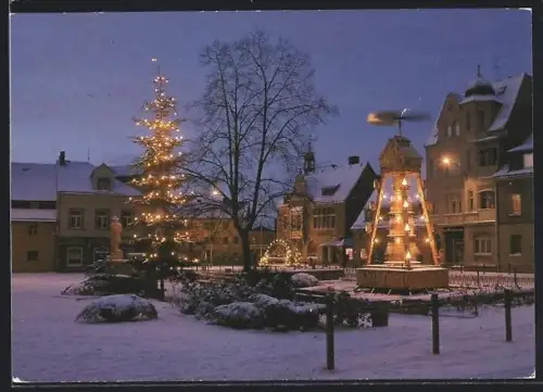 AK Brand-Erbisdorf, Weihnachtsbaum, Pyramide, verschneiter Marktplatz