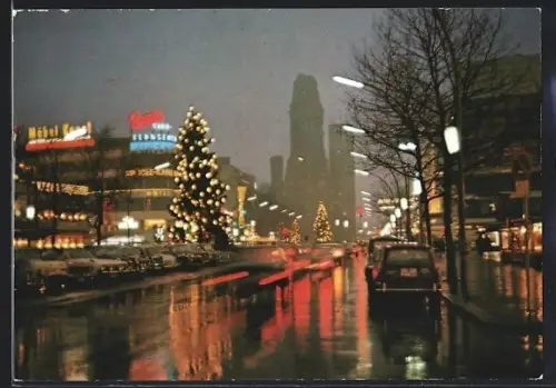 AK Berlin-Charlottenburg, Kurfürstendamm, Weihnachtsbeleuchtung, Kaiser-Wilhelm-Gedächtniskirche, Strassenansicht