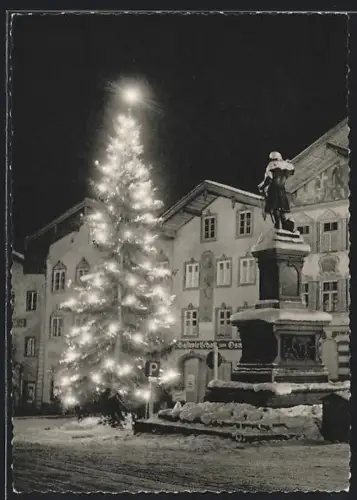 AK Bad Tölz, Marktstrasse, Weihnachtsbaum am Marktbrunnen und Denkmal bei Nacht