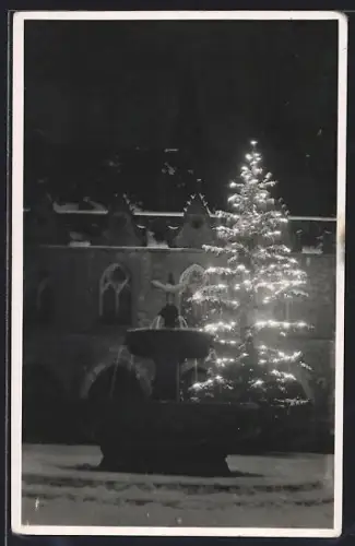 Foto-AK Goslar, Brunnen und Weihnachtsbaum bei Nacht