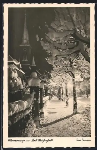 AK Bad Reichenhall, Winteransicht mit Kirche und verschneiter Allee