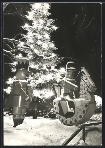 AK Olbernhau /Erzgeb., Marktplatz Weihnachtszeit, Nussknackerfiguren, beleuchteter Weihnachtsbaum