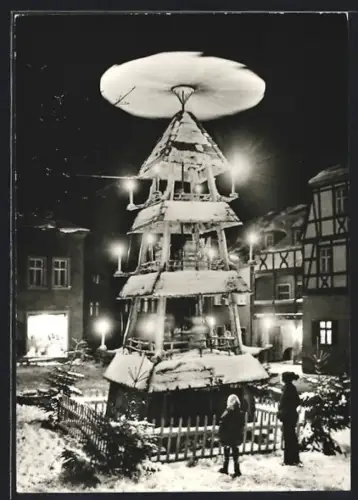 AK Zwönitz i. Erzgeb., Weihnachtsmarkt mit grosser Pyramide bei Nacht