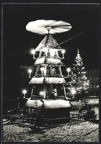 AK Zwönitz /Aue, Marktplatz mit Weihnachtsberg und Weihnachtsbaum