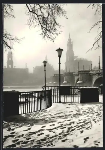 AK Dresden, Blick auf die Dimitroff-Brücke und die Kathedrale im Winter