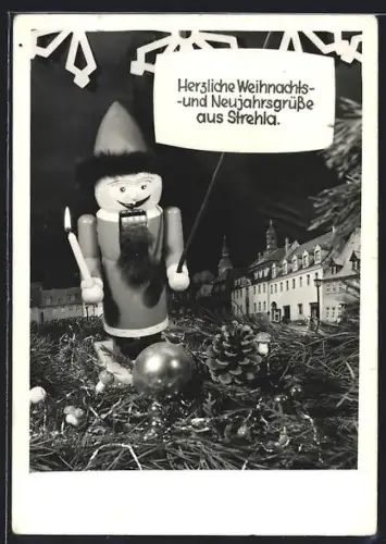 AK Strehla / Elbe, Weihnachtsgruss mit Räuchermännchen und Stadtansicht