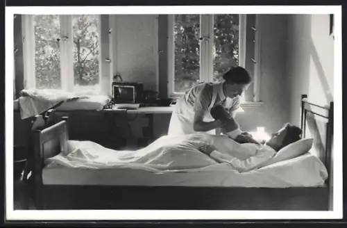 Foto-AK Junge Mutter mit ihrem Neugeborenen im Bett