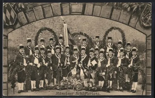 AK München, Münchner Schäfflertanz, Fahnen-Gruppe Gruppenbild
