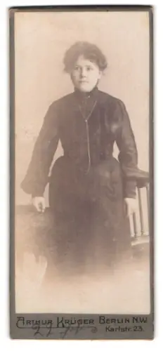 Fotografie Arthur Krüger, Berlin, Karlstr. 23, Bertha Puhlmann mit 25 Jahren
