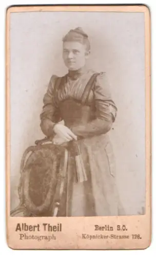 Fotografie Albert Theil, Berlin, Köpnicker-Strasse 126, Porträt einer Frau mit hochgestecktem Haar