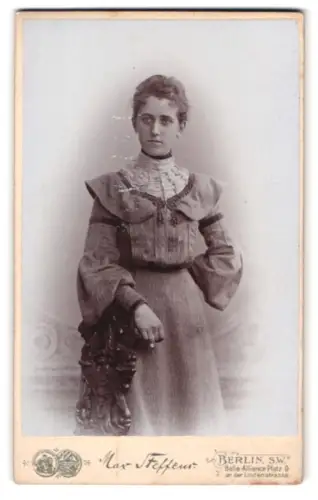 Fotografie Max Steffens, Berlin, Belle-Alliance-Platz 9, Erna im Porträt 1904