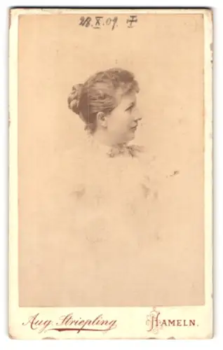 Fotografie Aug. Striepling, Hameln, Emmernstrasse 11, Paula H. im Profil