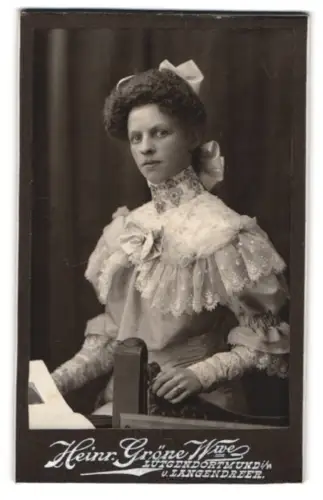 Fotografie Heinr. Gröne Wwe, Lütgendortmund, Wilhelmstr. 39, Maria Specht in elegantem Kleid