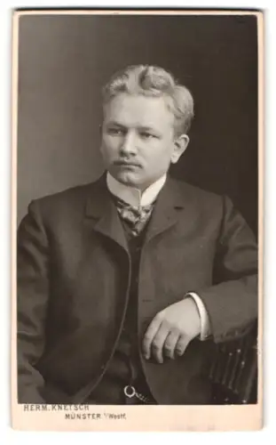 Fotografie Herm. Knetsch, Münster, Gegenüber dem Bahnhof, Porträt eines jungen Mannes 1904