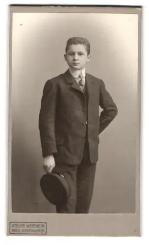 Fotografie Atelier Wertheim, Berlin, Rosenthalerstr., Fritz Gottberg mit Hut 1907