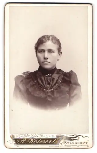 Fotografie A. Keinert, Stassfurt, Emma im Porträt