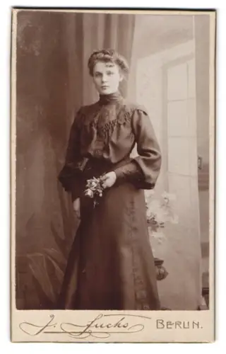 Fotografie J. Fuchs, Berlin, Friedrichstr. 108, Porträt einer Dame mit Rosen
