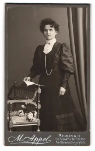 Fotografie M. Appel, Berlin, Gr. Frankfurter Strasse 102, Dorchen in elegantem Kleid