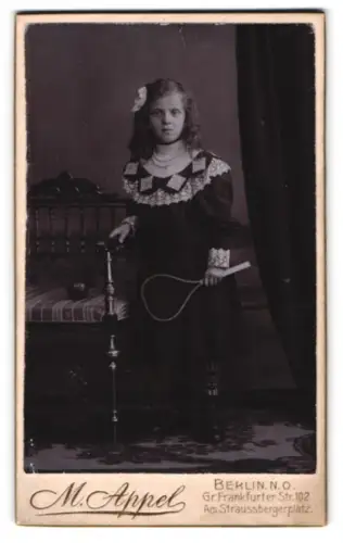 Fotografie M. Appel, Berlin, Grosse Frankfurter Strasse 102, Betty Walter mit Tennisschläger, Tochter von Dorchen