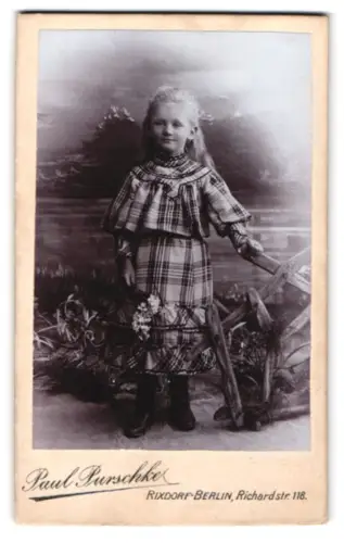 Fotografie Paul Purschke, Rixdorf-Berlin, Richardstr. 116, Frida Mohenweiser, später Blumberg, im karierten Kleid