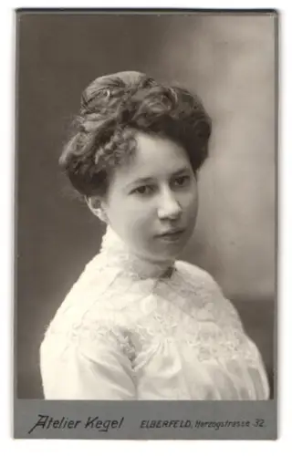 Fotografie Atelier Kegel, Elberfeld, Herzogstrasse 32, Porträt von Milly 1904