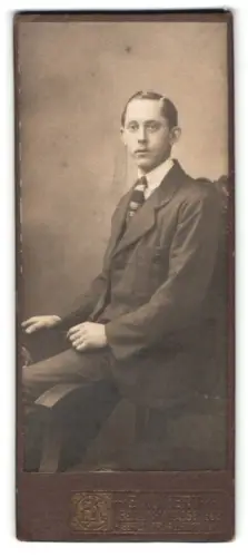 Fotografie E. Kunert, Berlin-Weissensee, Berliner Allee 31, Porträt eines jungen Mannes 1922