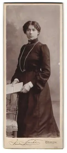 Fotografie L. Fuchs, Berlin, Frau in elegantem Kleid 1905