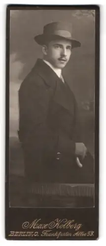 Fotografie Max Kolberg, Berlin, Frankfurter Allee 53, Erich Walter mit Hut