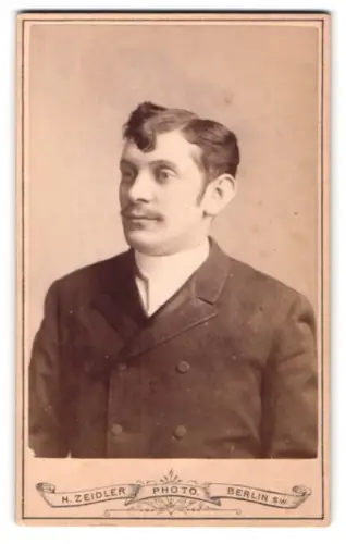 Fotografie H. Zeidler, Berlin, Jerusalemerstrasse 59, Porträt von Georg Schrander