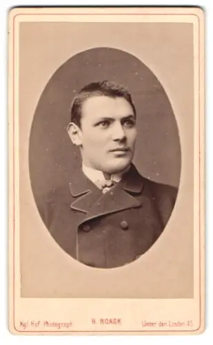 Fotografie H. Noack, Berlin, Unter den Linden 45, Max Neumayr im Porträt