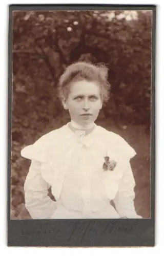 Fotografie unbekannter Fotograf und Ort, Anna im Porträt 1889