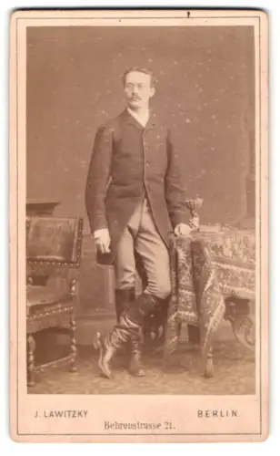 Fotografie J. Lawitzky, Berlin, Behrensstrasse 21, Alexander Horstmann im Atelier 1886