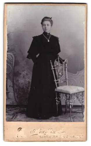 Fotografie Alex. Itzel, Berlin, Bredowstr. 16/17, Anna Wohler, geb. Meyer, Tochter von Maria Meyer