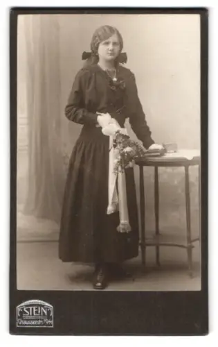 Fotografie Stein, Berlin, Chausseestrasse 70/71, Wanda Fischer, geb. Handtke, mit Blumenstrauss am Tisch
