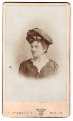 Fotografie A. Jandorf & Co., Berlin, Grosse Frankfurterstr. 113, Helene im Porträt mit Hut 1902