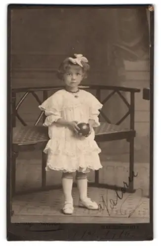 Fotografie Aug. Kühnel, Wien, Reithofferplatz 7, Valerie als Kind mit Ball