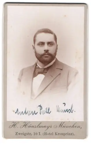Fotografie H. Häuslmayr, München, Zweigstr. 10, Anton P. Münl im Porträt