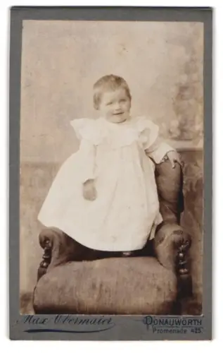Fotografie Max Obermaier, Donauwörth, Promenade 425, Antonie Seus auf einem Sessel, gest. mit 3 Jahren