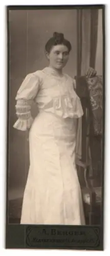 Fotografie A. Berger, Blankenburg, Herzogstrasse 25, Frau Frieda Wunderlich an einem Stuhl stehend