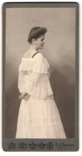 Fotografie A. & F. Naumann, Leipzig, Dorotheenstr. 6, Porträt Frau Elsa Salzmann