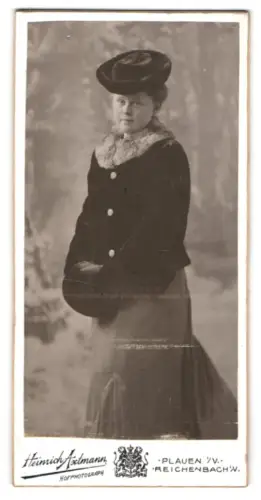 Fotografie Heinrich Axtmann, Plauen, Zänkergasse 17, Frau Cläre Jacob mit Pelzmuff