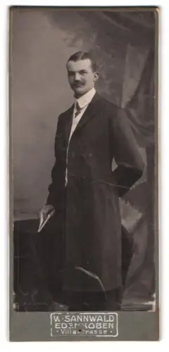 Fotografie W. Sannwald, Edenkoben, Villastrasse, Herr Erwin Schmiedger mit Buch in der Hand