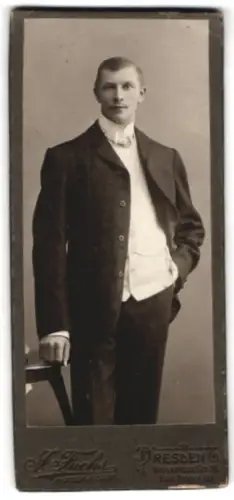 Fotografie J. Fuchs, Dresden, Waisenhausstr. 16, Herr Rudolf Cords im eleganten Anzug