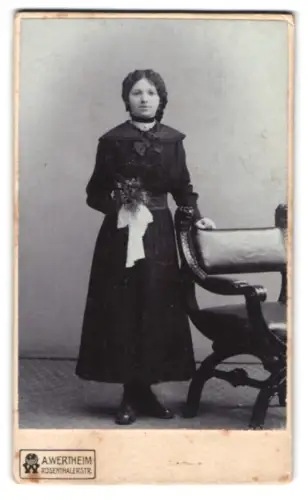 Fotografie A. Wertheim, Berlin, Rosenthaler Strasse, Frau mit Blumenstrauss